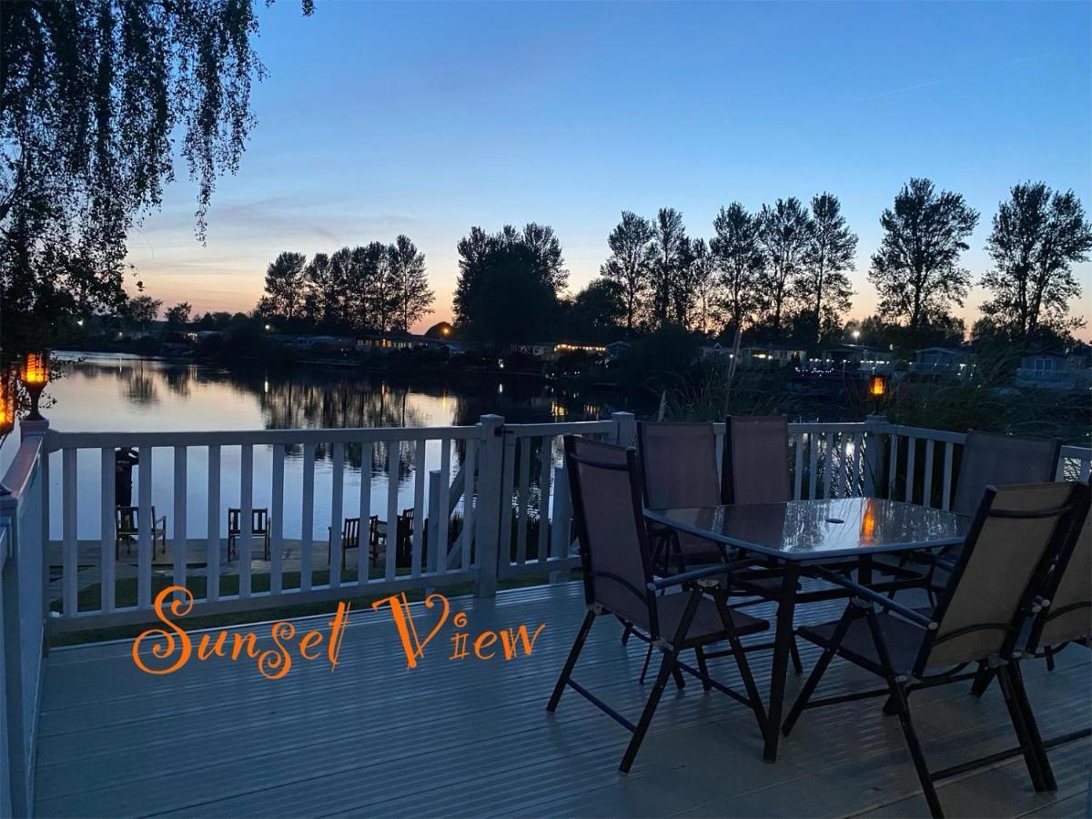 Tattershall Lakes Sunset View Caravan Lakeside, Hot Tub, Garden, Private Fishing Peg & Wifi ภายนอก รูปภาพ