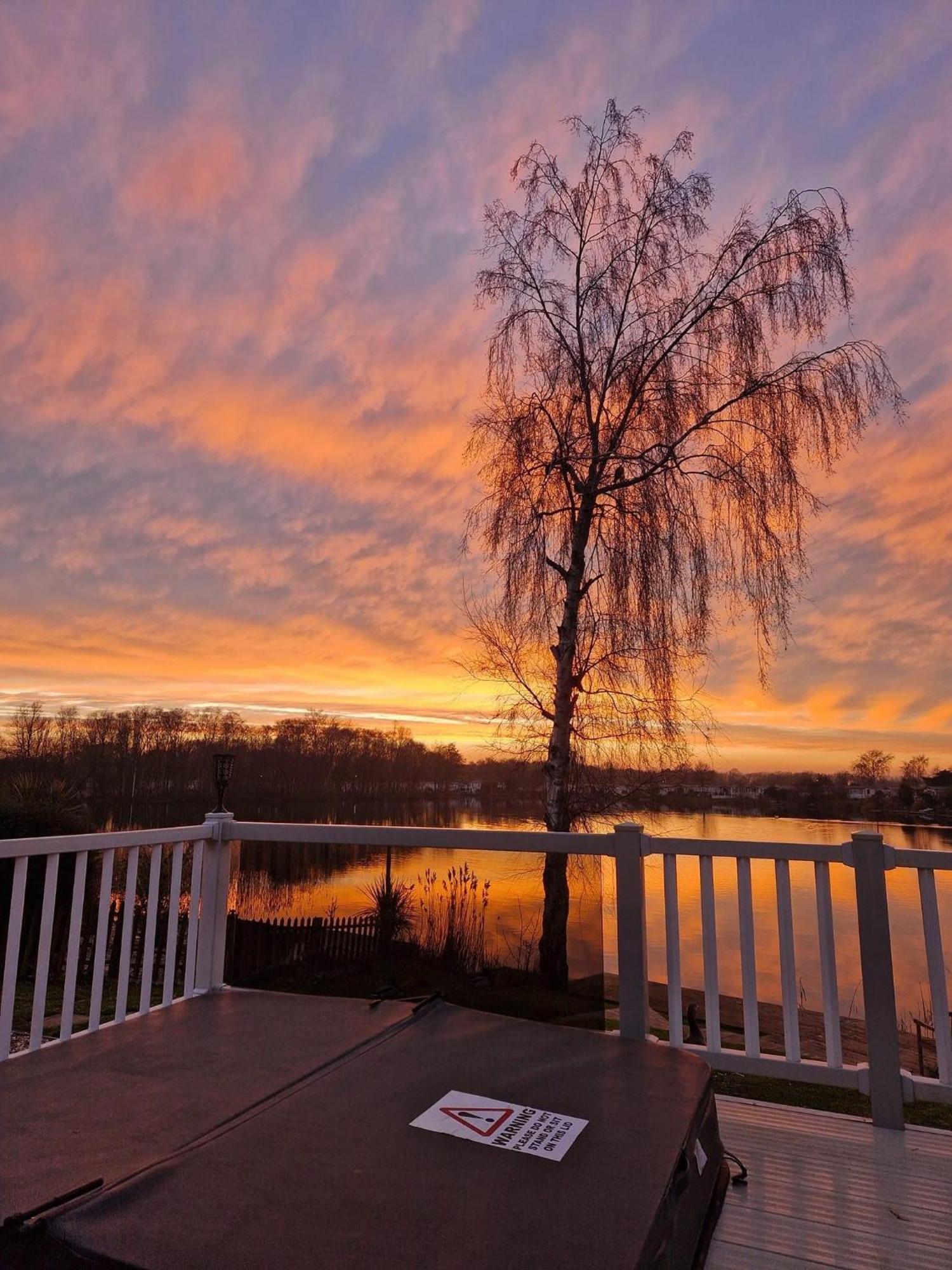 Tattershall Lakes Sunset View Caravan Lakeside, Hot Tub, Garden, Private Fishing Peg & Wifi ภายนอก รูปภาพ