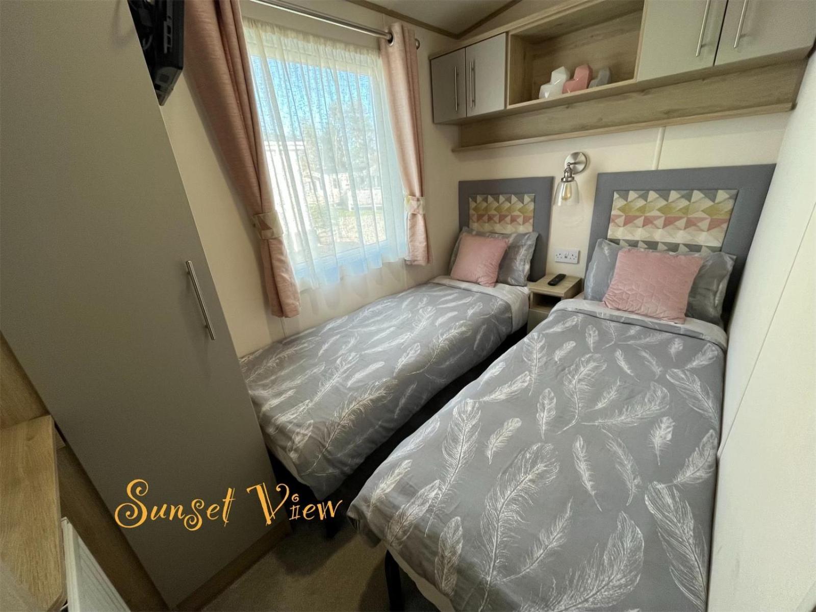 Tattershall Lakes Sunset View Caravan Lakeside, Hot Tub, Garden, Private Fishing Peg & Wifi ภายนอก รูปภาพ