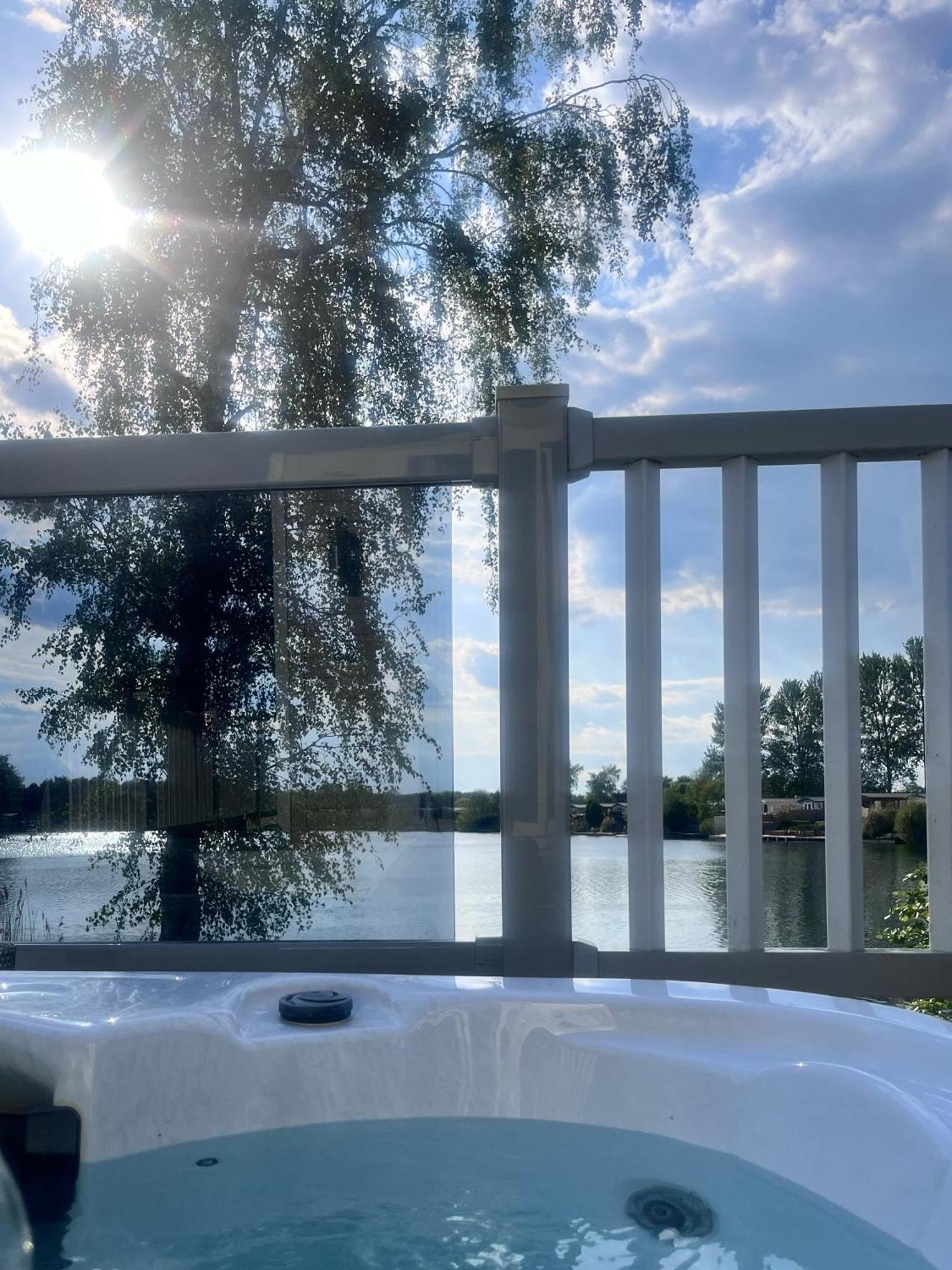 Tattershall Lakes Sunset View Caravan Lakeside, Hot Tub, Garden, Private Fishing Peg & Wifi ภายนอก รูปภาพ